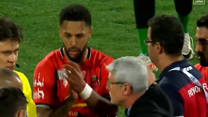 لاعب الرياض يصفق للحكم بعد نهاية اللقاء أمام الهلال .. فيديو