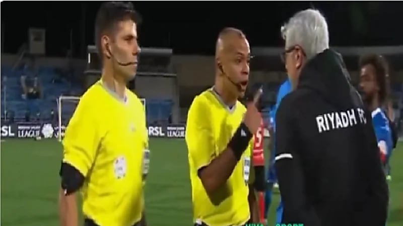 مدرب الرياض يتجادل مع سامبايو والأخير يرد: أنا أفضل حكم بأمريكا .. فيديو