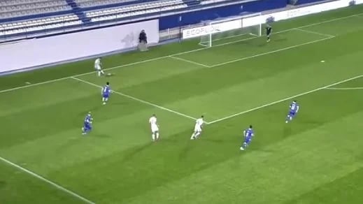 مدافع لاتفيا يسجل أغرب هدف عكسي .. فيديو