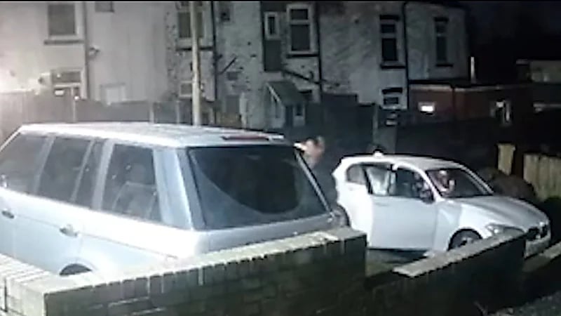 لص يحاول سرقة سيارة فكانت مفاجأة غير متوقعة بانتظاره  ..  فيديو