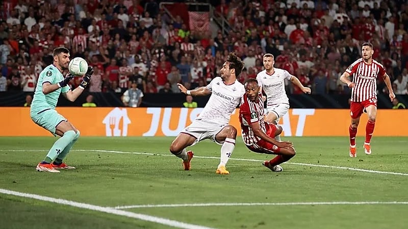 أولمبياكوس يتوج بلقب دوري المؤتمر الأوروبي