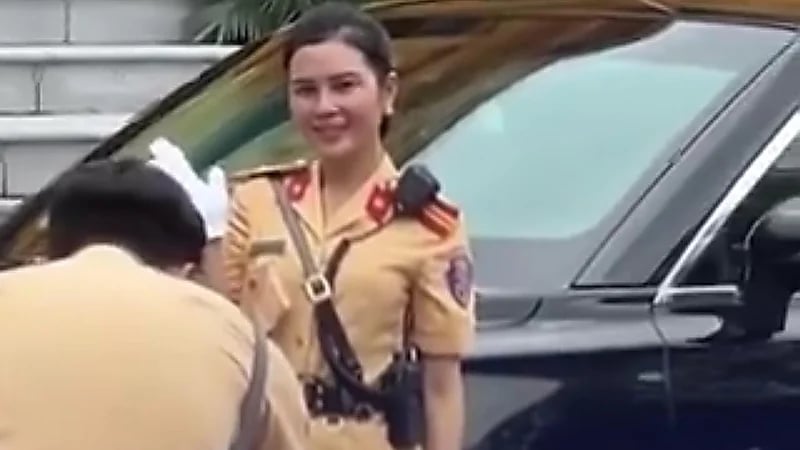 رجال الأمن في ⁧‫فيتنام‬⁩ يلتقطون صوراً تذكارية مع سيارة بوتين‬⁩ .. فيديو