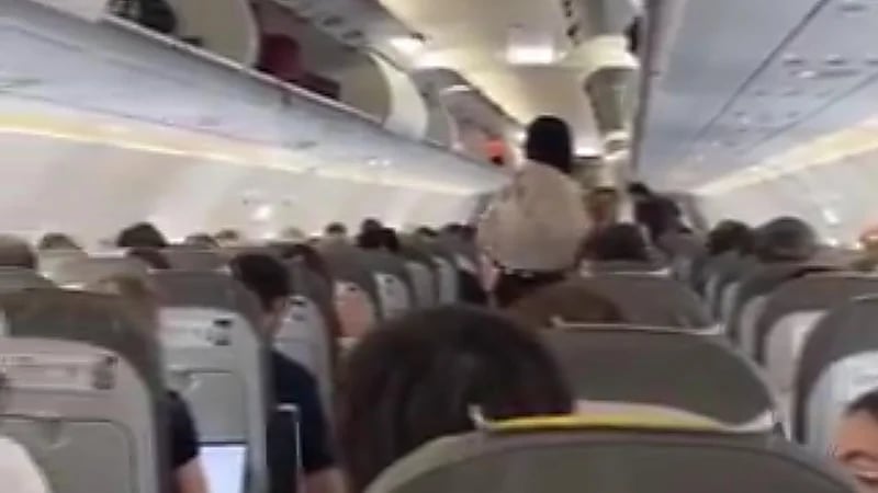 احتجاز ركاب طائرة متوجهة إلى برلين بسبب انقطاع التيار الكهربائي العالمي..فيديو