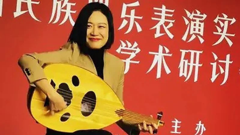 باحثة صينية تستوحي موسيقاها من عبادي الجوهر ..فيديو