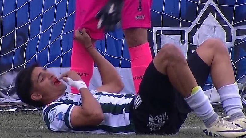 لكمة تنقل لاعب أرجنتيني إلى المستشفى .. فيديو