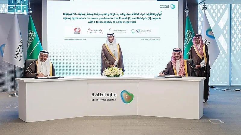 "السعودية لشراء الطاقة" توقّع اتفاقياتٍ لشراء الطاقة لخمسة مشروعات