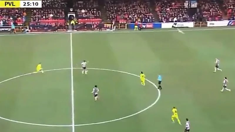 طائر يساهم في هجمة مرتدة خلال مباراة غريمسبي تاون وبورت فايل ..فيديو