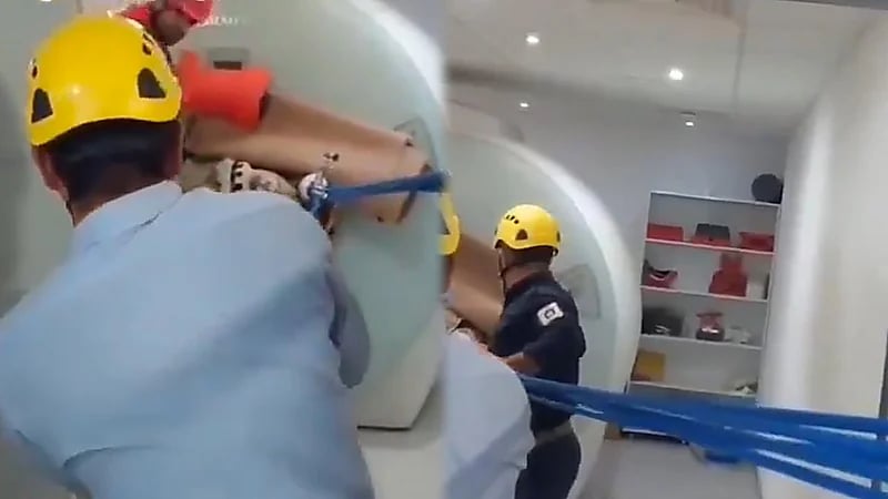 إيراني عالق داخل جهاز الأشعة بالرنين والإطفاء تتدخل لإنقاذه بالحبال ..فيديو