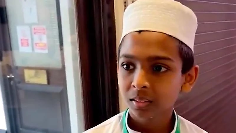 طفل سريلانكي يثير الإعجاب بقراءته العذبة للقرآن الكريم.. فيديو