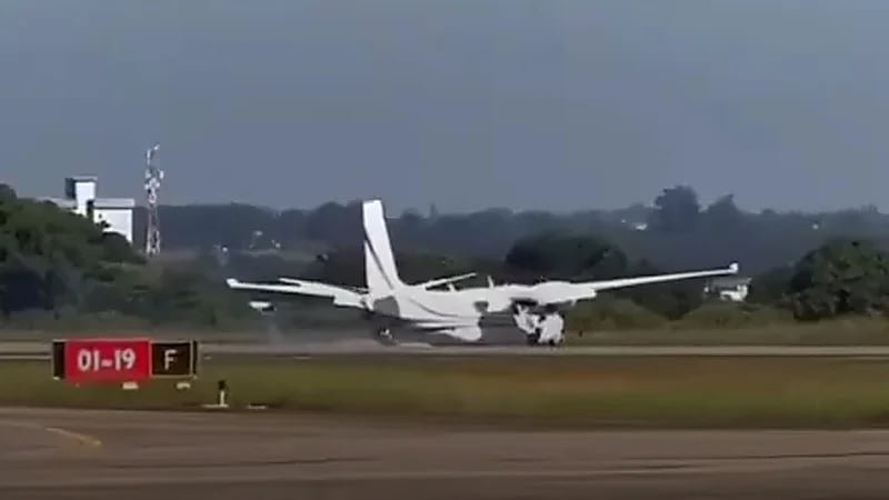 هبوط طائرة بدون عجلات في مشهد يحبس الأنفاس ... فيديو