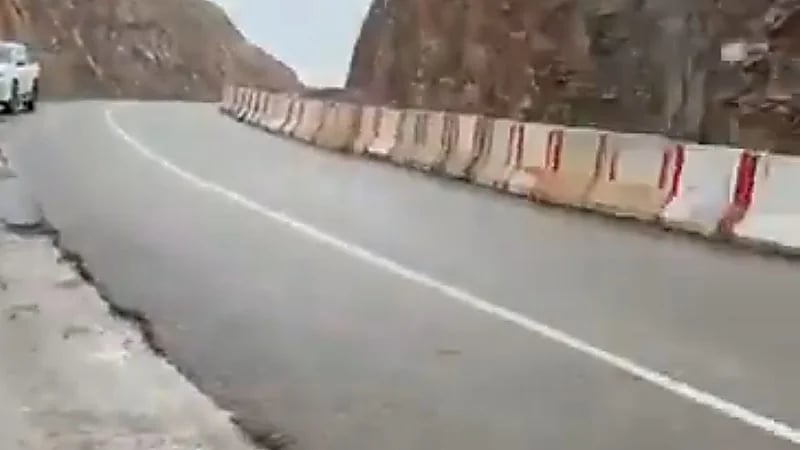 بياض الثلج يكسو مرتفعات جبل اللوز بتبوك .. فيديو