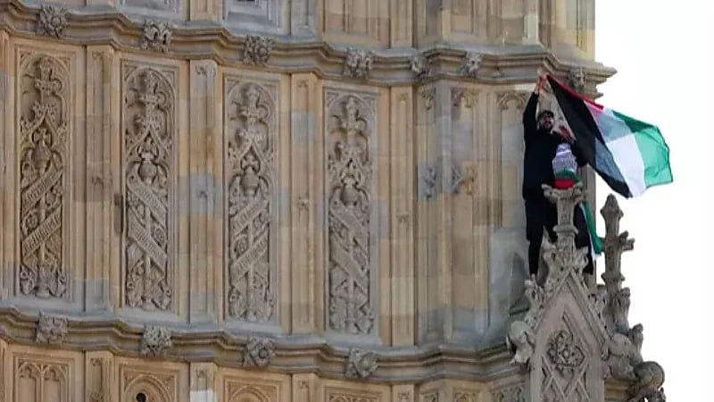 رجل يتسلق برج بيغ بن في لندن ويلوح بعلم فلسطين.. فيديو