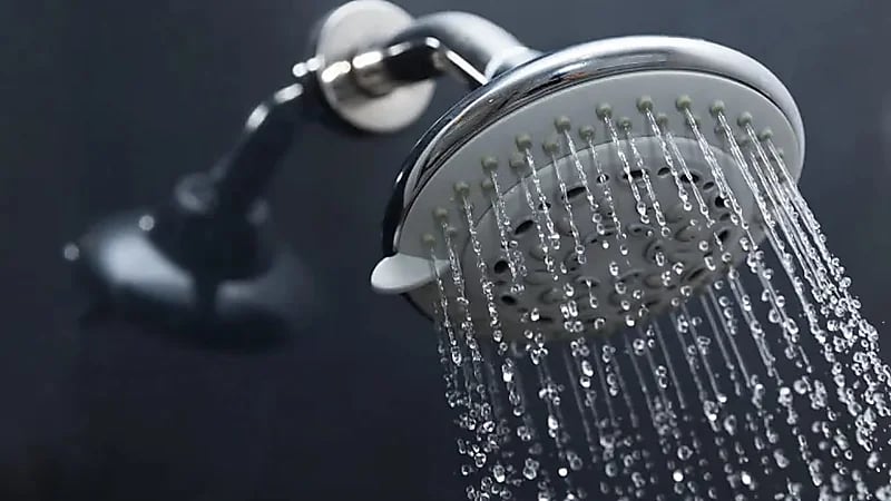 علامات تحذيرية للزهايمر قد تظهر أثناء الاستحمام