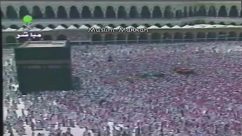 مقطع نادر لصلاة جنازة الشيخ ابن باز في الحرم المكي عام 1420هـ