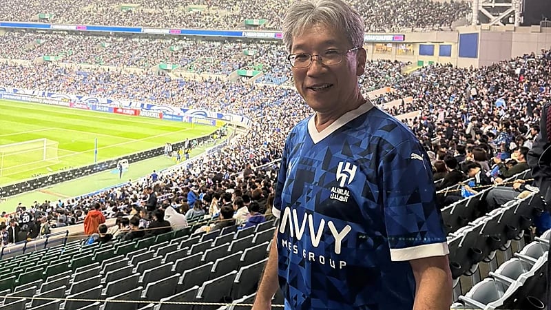 مُشجع ياباني يظهر بقميص الهلال في مواجهة الأخضر واليابان .. صورة