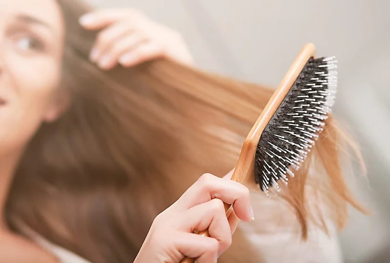 تجنب الفطريات: كم مرة يجب عليك تنظيف فرشاة شعرك؟