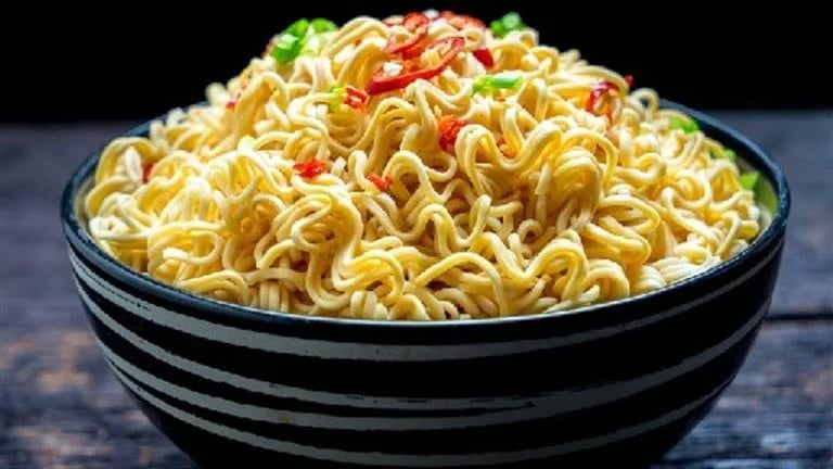 أخصائي تغذية يحذر: مكونات الإندومي تضر القلب والشرايين .. فيديو