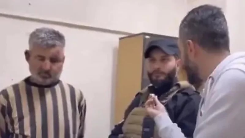 معتقل سوري يواجه سجانه: أجبرني على الإفطار في نهار رمضان