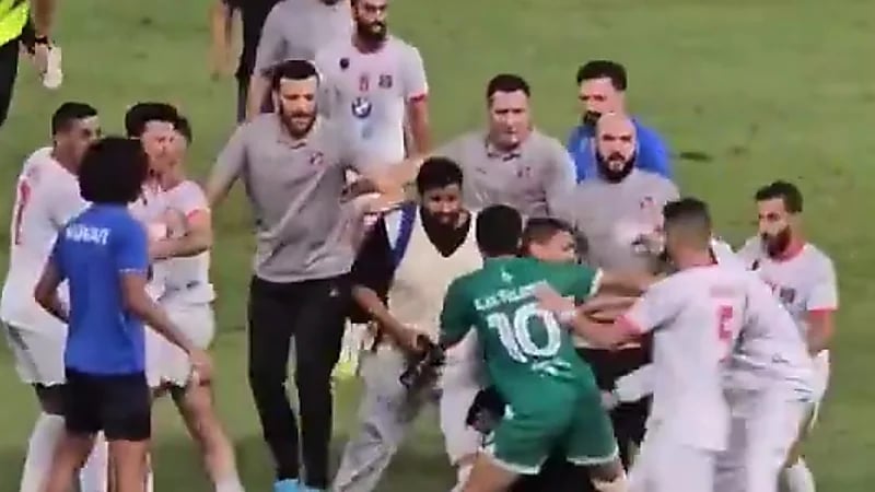 اشتباكات بين لاعبي العربي والكويت .. فيديو