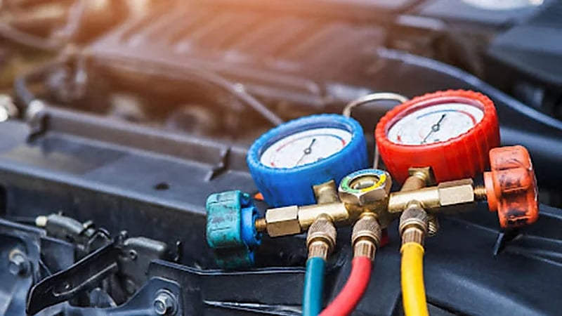 مختص يكشف خدعة شائعة في تعبئة فريون مكيف السيارة .. فيديو