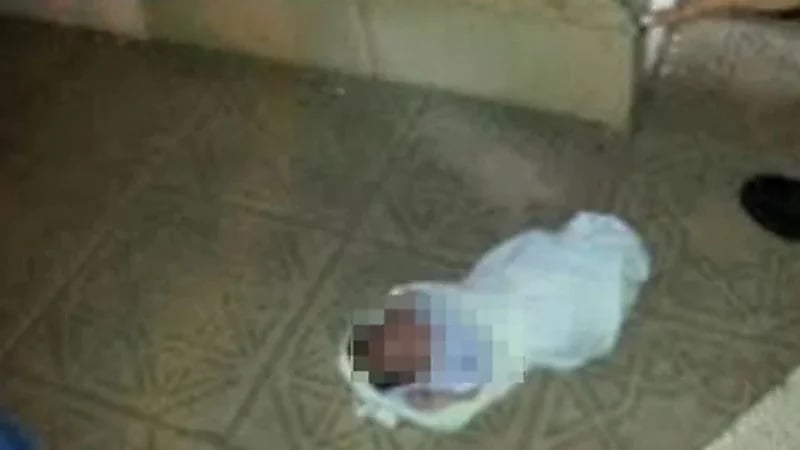 فتاة تضع مولودها غير الشرعي داخل حمام محطة قطار وتتركه وتهرب