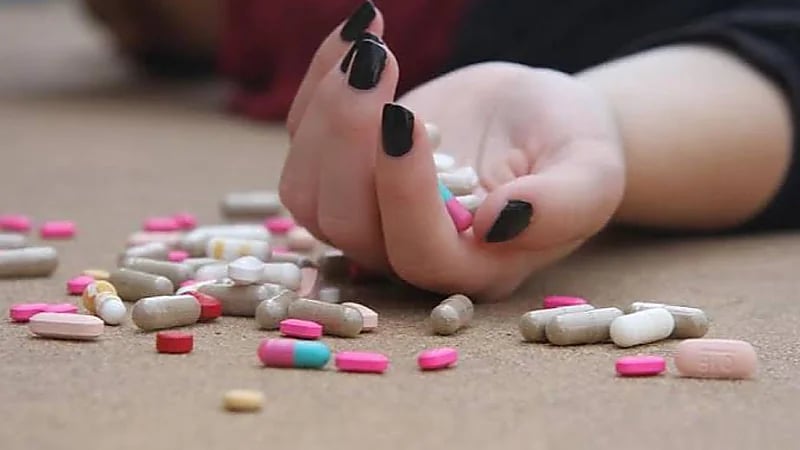 طالبة تنهي حياتها بعد اكتشاف والدها حبها لشاب