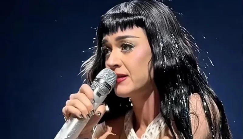 كاتي بيري توبيخ معجبًا خلال حفل غنائي في ولاية نيفادا.. فيديو