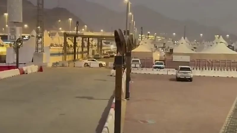 تطاير رذاذ الماء لترطيب الأجواء بمشعر منى .. فيديو