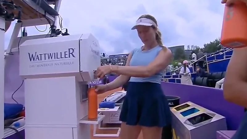 لاعبة تنس تهاجم مصورًا في بطولة ستراسبورغ في فرنسا  .. فيديو