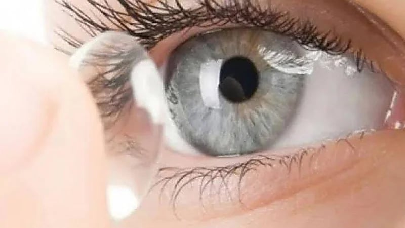 تطوير عدسات لاصقة تسمح برؤية الأشعة فوق الحمراء