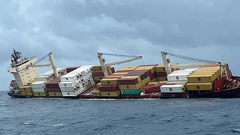 غرق سفينة حاويات تنقل مواد خطرة قبالة سواحل الهند  .. فيديو