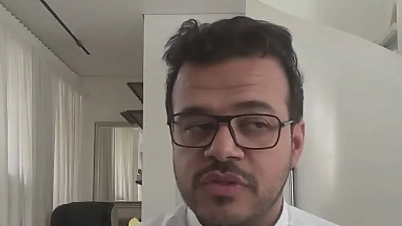 تقني يحذر من الذكاء الاصطناعي : يستغل شهرة بعض الأشخاص لإنشاء محتوى مزيف .. فيديو