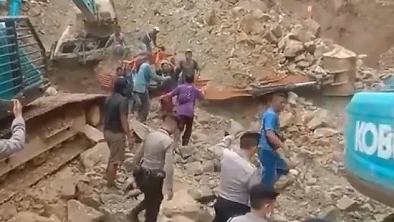 مصرع شخصين وفقدان 10 آخرين جرّاء انهيار صخري في إندونيسيا .. فيديو