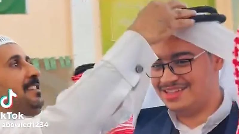 معلم يهدي طالبًا مصريًا شماغه بمناسبة تخرجه .. فيديو