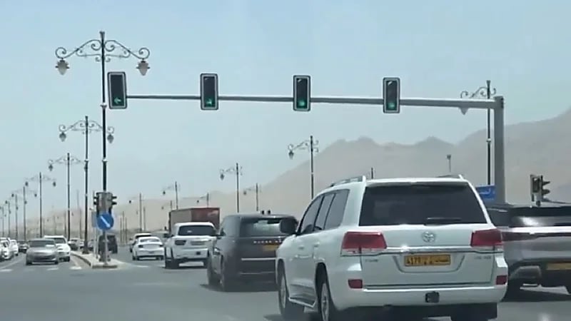 السلطان هيثم بن طارق يقود سيارته الخاصة في جولة بولاية نزوى .. فيديو