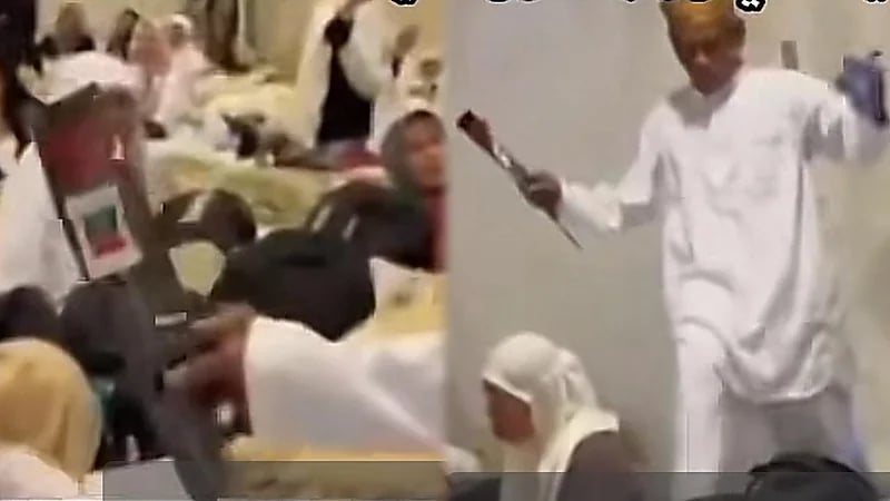 حاج إندونيسي دخل مخيم النساء ليهدي زوجته وردة..فيديو