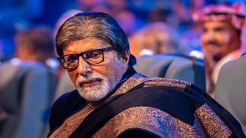 عراقي يخطف الأنظار لشبهه المذهل بـ أميتاب باتشان.. فيديو