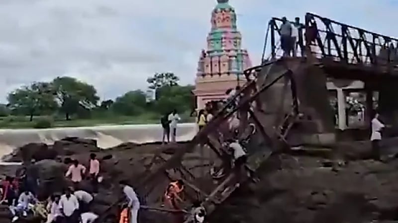 مصرع 6 سياح في حادث انهيار جسر قديم  .. فيديو