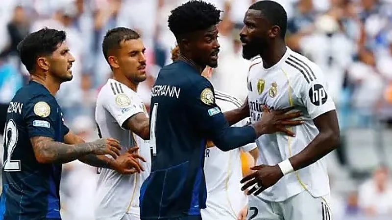 اشتباك بين كابرال لاعب باتشوكا ونجم ريال مدريد ..فيديو