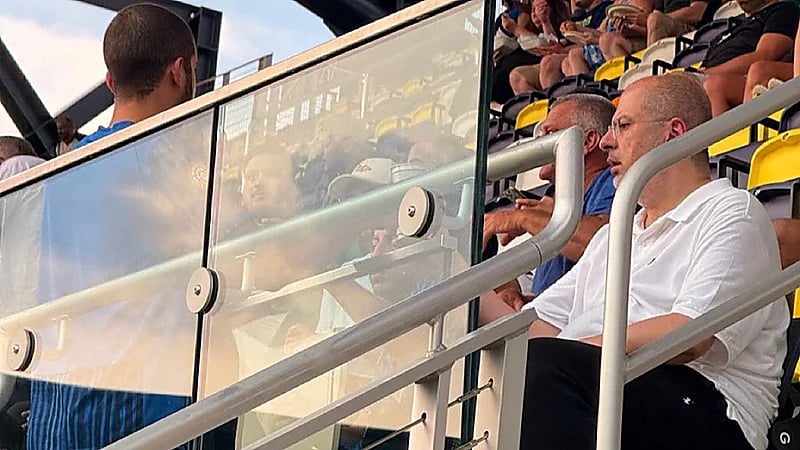 الأمير عبدالله بن مساعد يدعم الهلال من المدرجات وسط أجواء حماسية