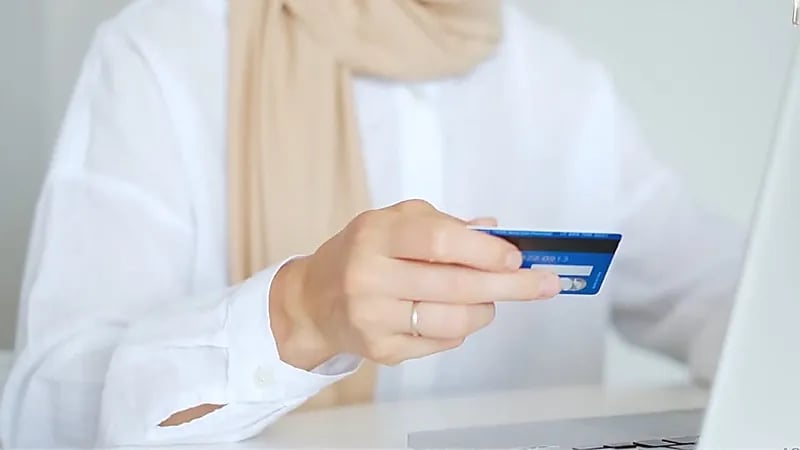 مختص يكشف أبرز أخطاء عملاء البطاقات الائتمانية ويحذر من مصيدة الفوائد .. فيديو