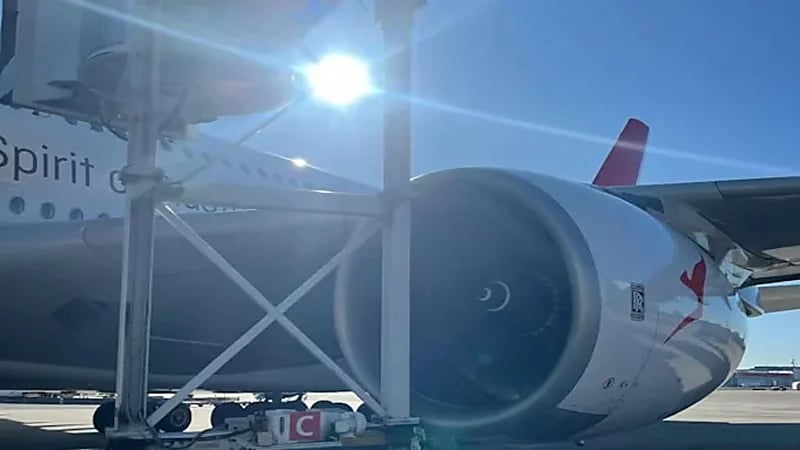 اصطدام محرك طائرة بجسر تصعيد الركاب.. صور