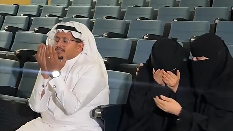 ردة فعل والدي التوأم السيامي بعد نجاح عملية الفصل ..فيديو