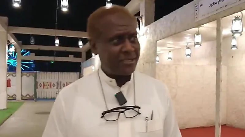 عبدالله الفرج قصة شغف سعودي تحول إلى احتراف في فن النحت اليدوي .. فيديو