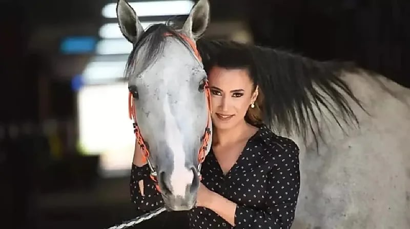 مذيعة سباقات خيل تركية تفارق الحياة في ظروف غامضة