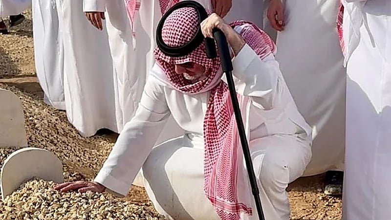 الأمير خالد بن طلال يرثي نجله الوليد : أعدك أن لن ينساك العالم