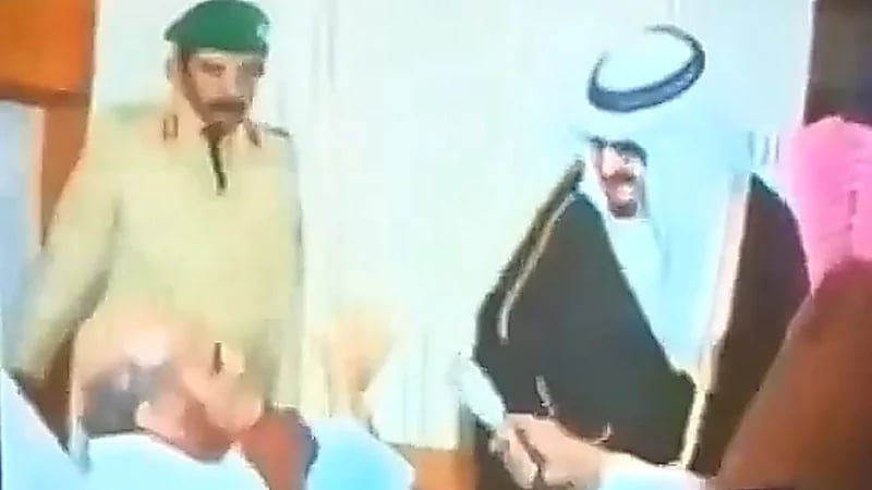 مشهد مؤثر من التاريخ: الملك فهد في زيارة إنسانية تلامس قلوب المرضى .. فيديو