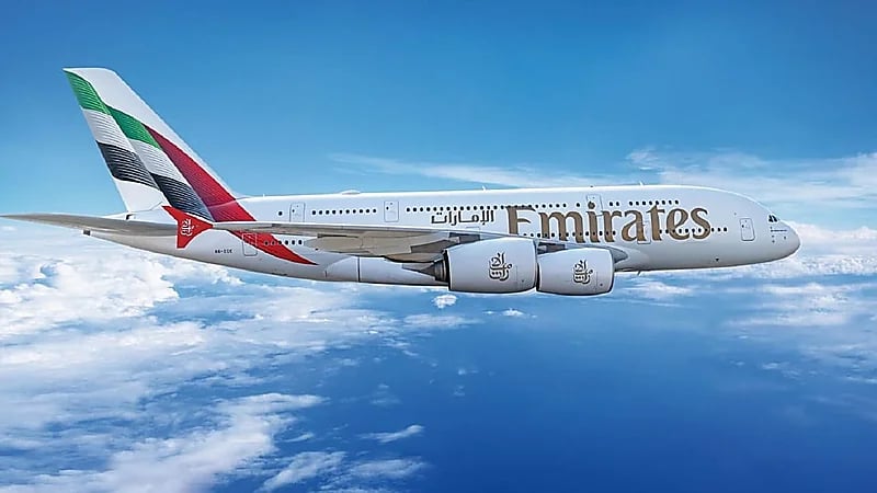 طيران الإمارات تفرض قيودًا جديدة على حمل الشواحن المتنقلة بدءًا من أكتوبر