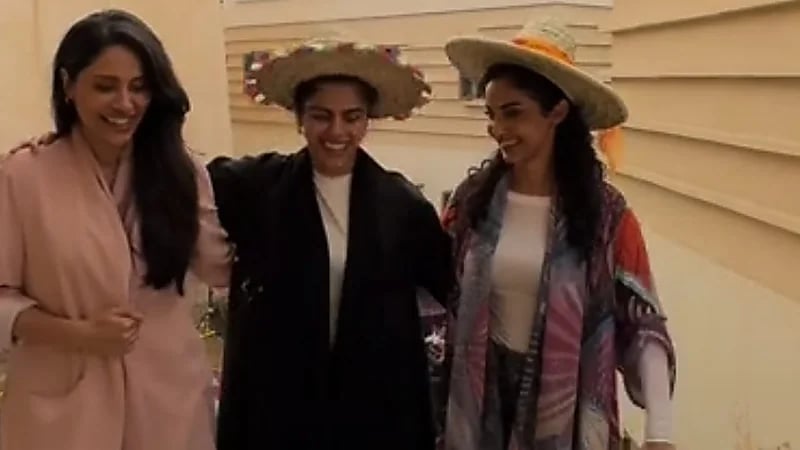 نجمات شارع الأعشى يُبدعن في العرضة الجنوبية من قلب قرية المفتاحة  ..  فيديو