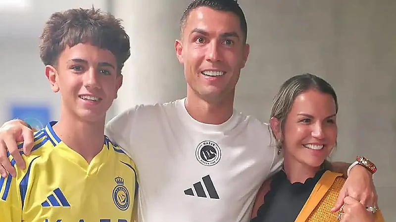 شقيقة رونالدو تدعمه بقوة خلال معسكر الفريق بالبرتغال.. صور